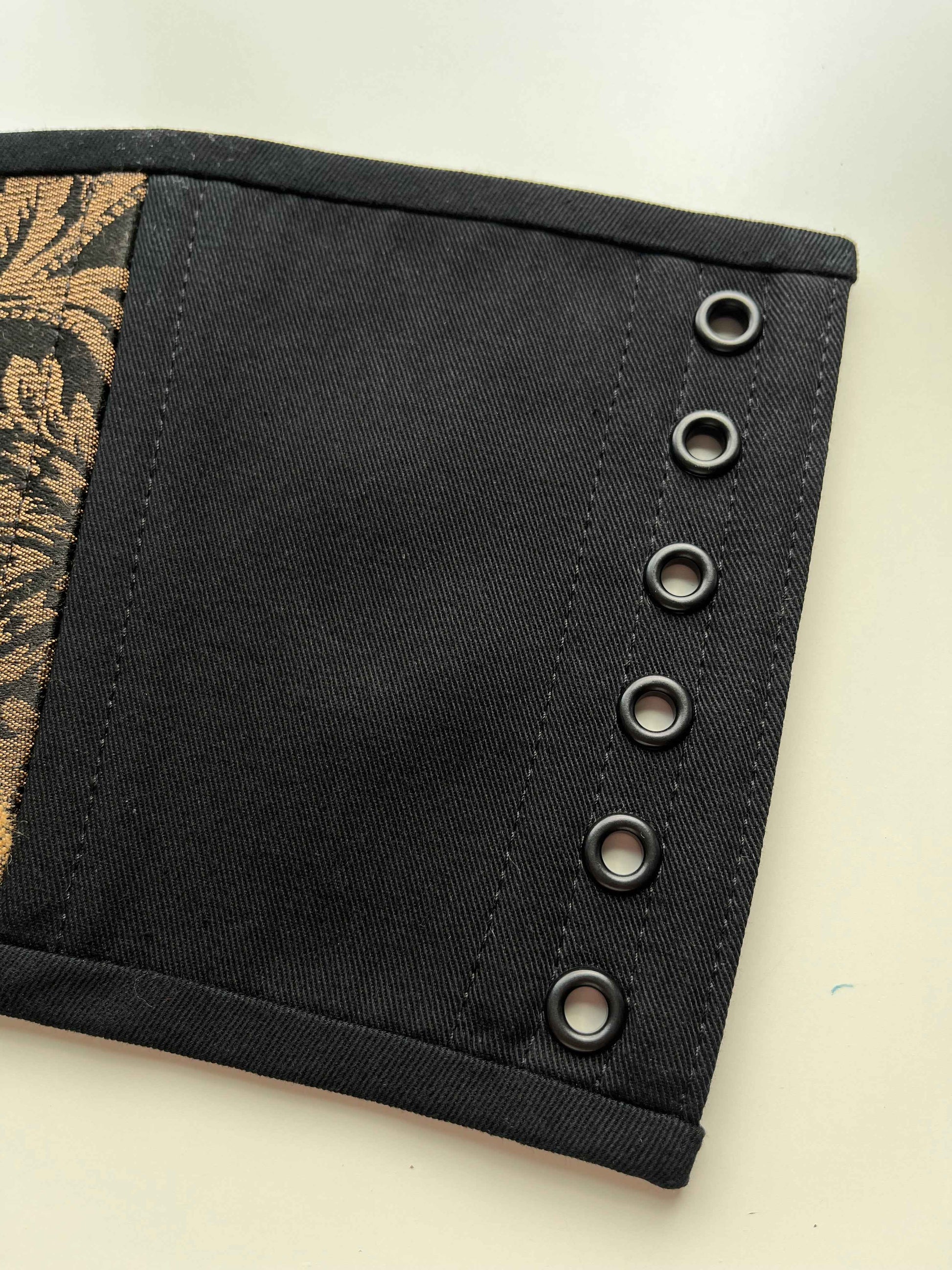 Underbust corsage belt “Wild grace”
