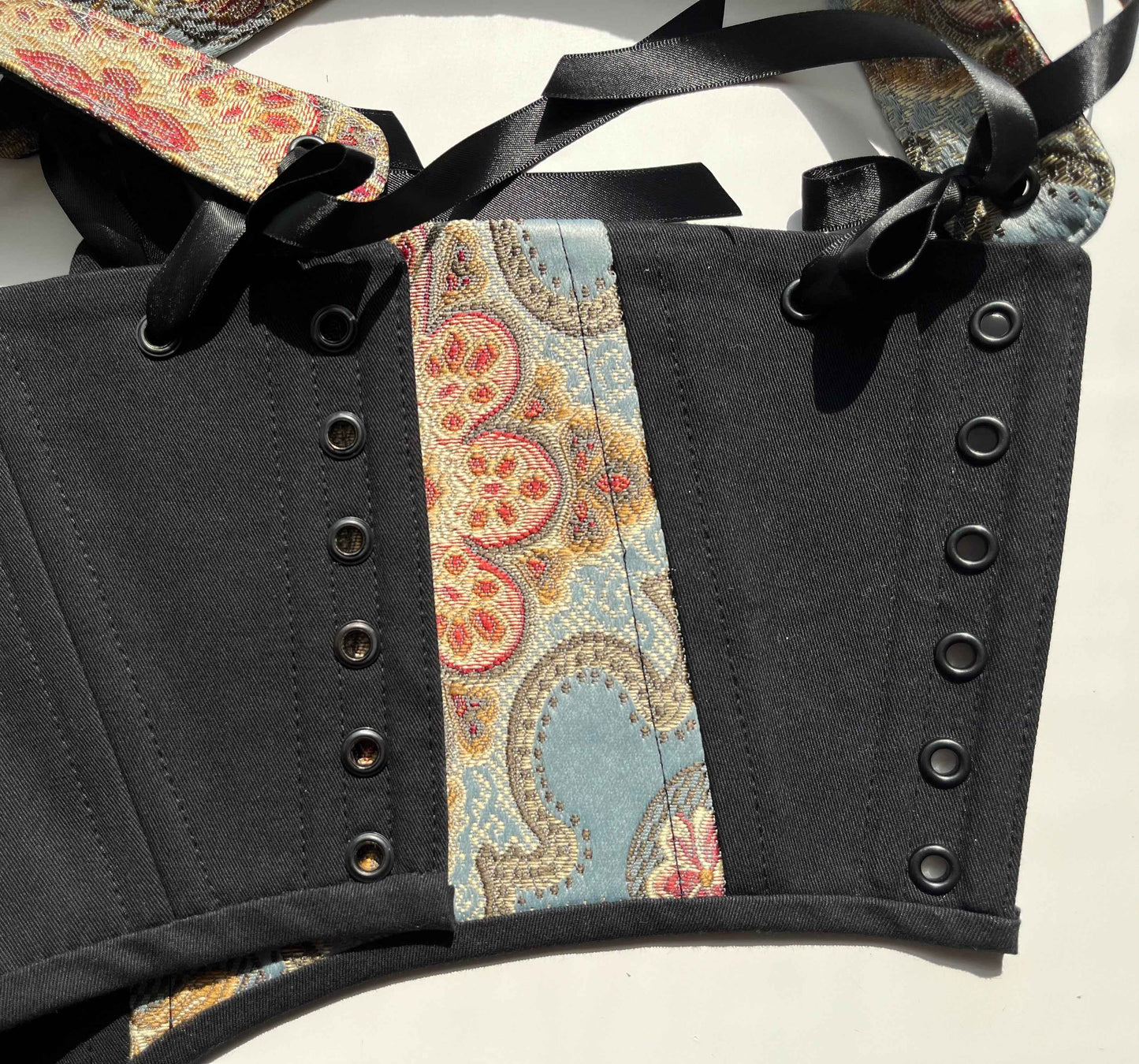 Underbust corsage with removable shoulder straps